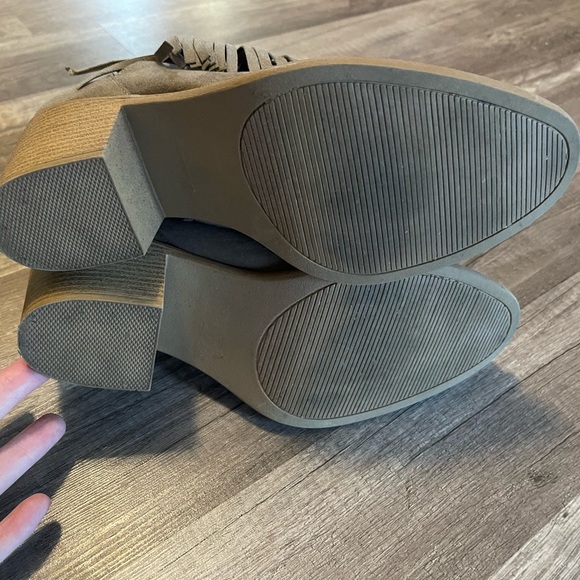 Maurice’s Jasmine taupe fringe ankle boots. Size 9. - Picture 3 of 3